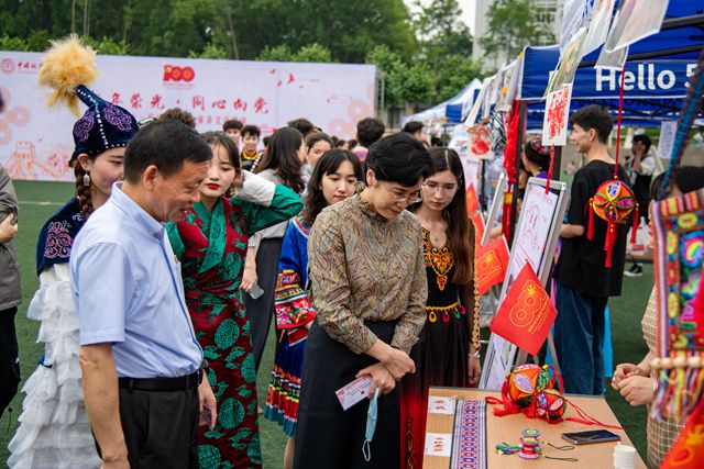 21.兩位書(shū)記參觀壯族展位_副本.jpg